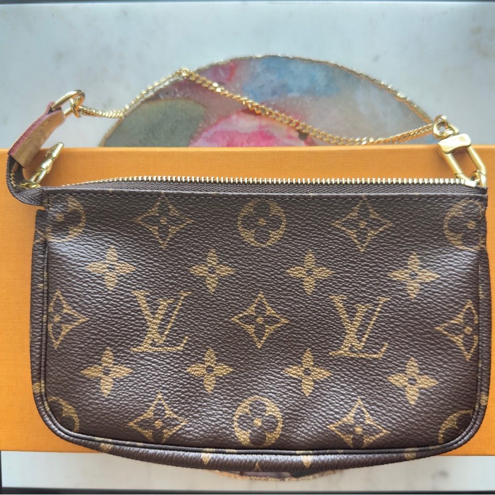 NWT Authentic Rare Louis Vuitton Monogram Petit Bucket Pochette with Chain